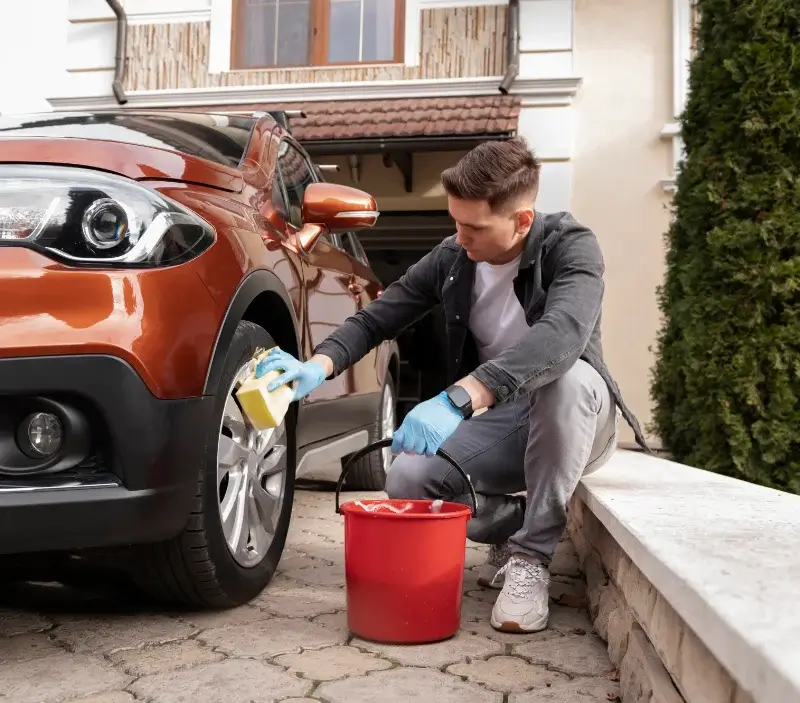 Lavage auto à domicile Bons-en-Chablais : professionnel intervenant sur un véhicule